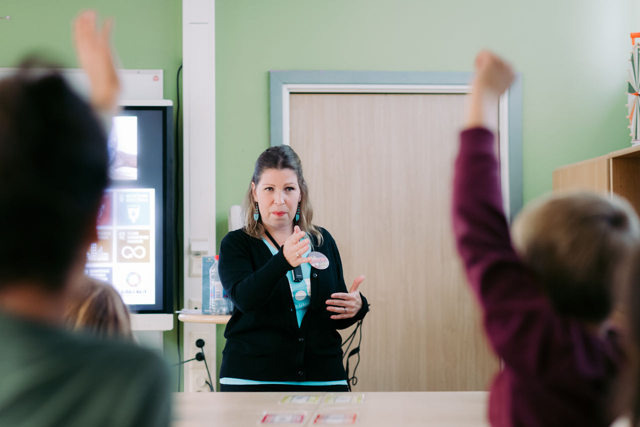 Det är händer i luften mest hela tiden. Veronica Veronica Brodén Gyberg som står längst fram i klassrummet får kloka och svåra frågor att besvara.