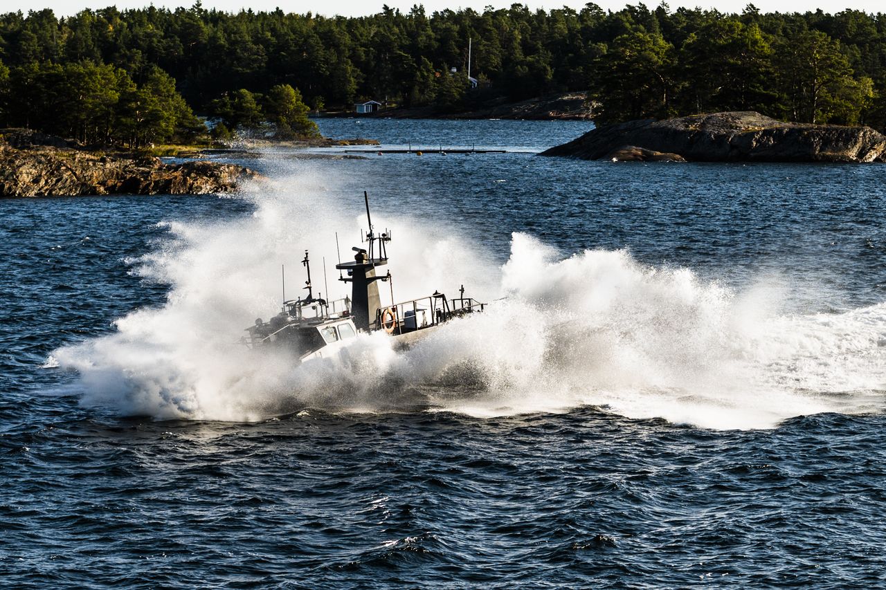 Båt som i full fart tvärstannar i vattnet