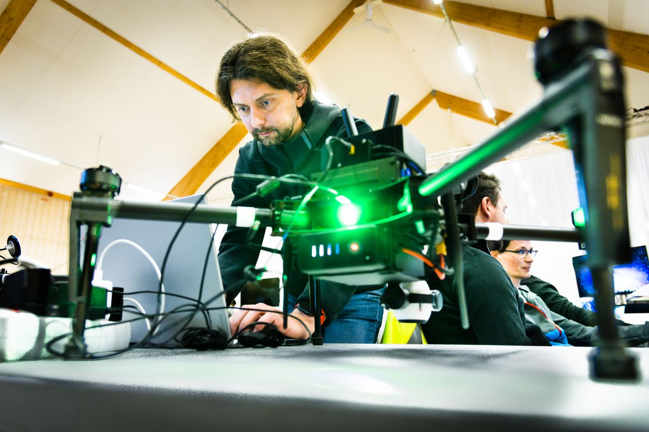 Piotr Rudol med en av drönarna, på Gränsö