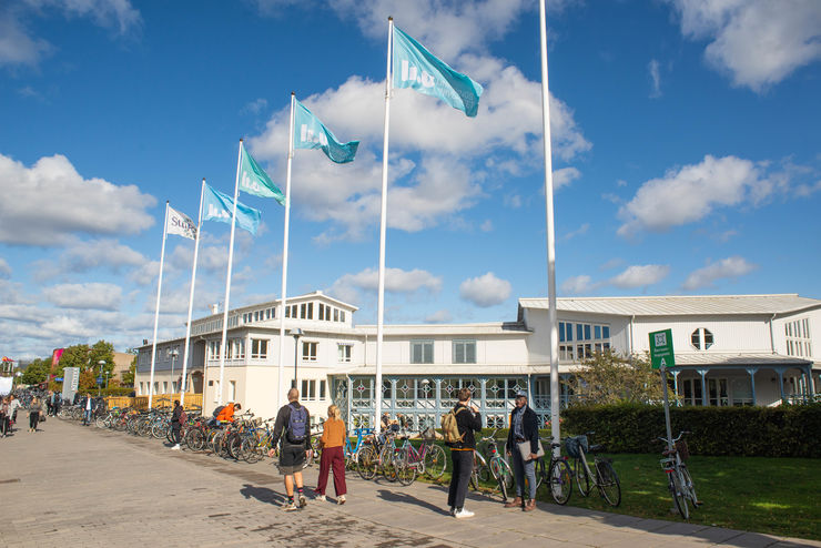 Studenter utanför kårhuset Kårallen