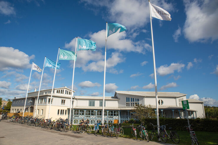 LiU-flaggor framför Kårallen på Campus Valla.