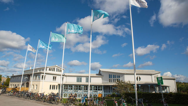 LiU-flaggor framför Kårallen på Campus Valla.