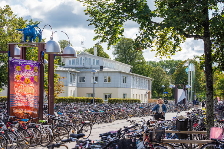 Rader av cyklar utanför Kårallen på Campus Valla