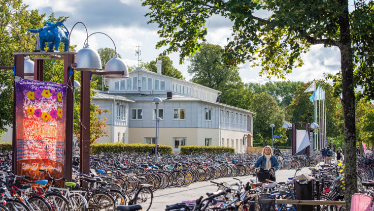 Rader av cyklar utanför Kårallen på Campus Valla