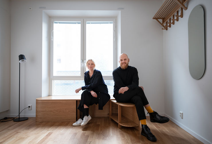 Moa Sjöberg och Anton Sanderon their window seating