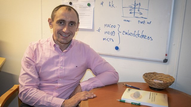 Aliaksei Kazlou, som forskar om utländska entreprenörer som invandrar till Sverige.