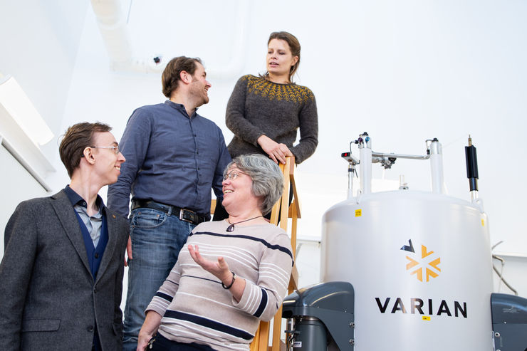 Isak Johansson-Åkhe, Björn Wallner, Maria Sunnerhagen och Alexandra Ahlner intill NMR-utrustningen.