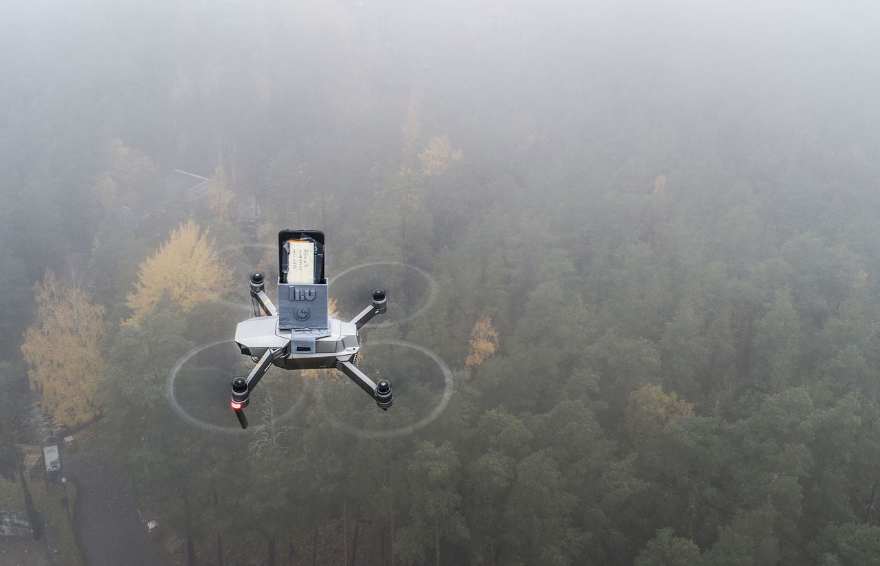 Flygande drönare med mobiltelefon