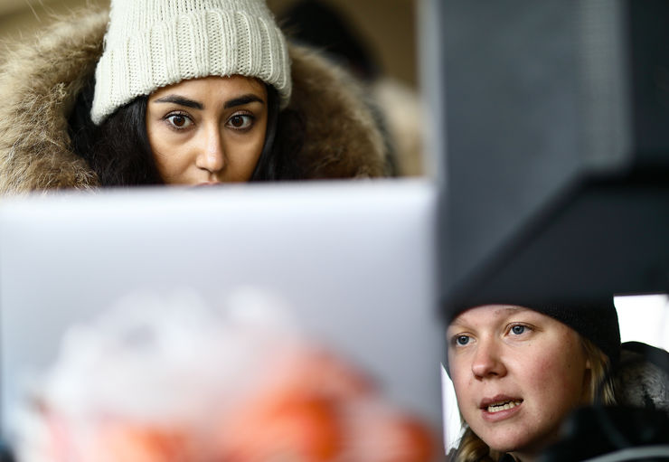 191021 Mirna Baaoth och Emma Persson KTS när 40 studenter ska med hjälp av mobildata, WiFi och Bluetooth samt skallgångskedja och drönare leta efter försvunna personer den 21 oktober 2019 i Norrköping.  Foto: Peter Holgersson AB