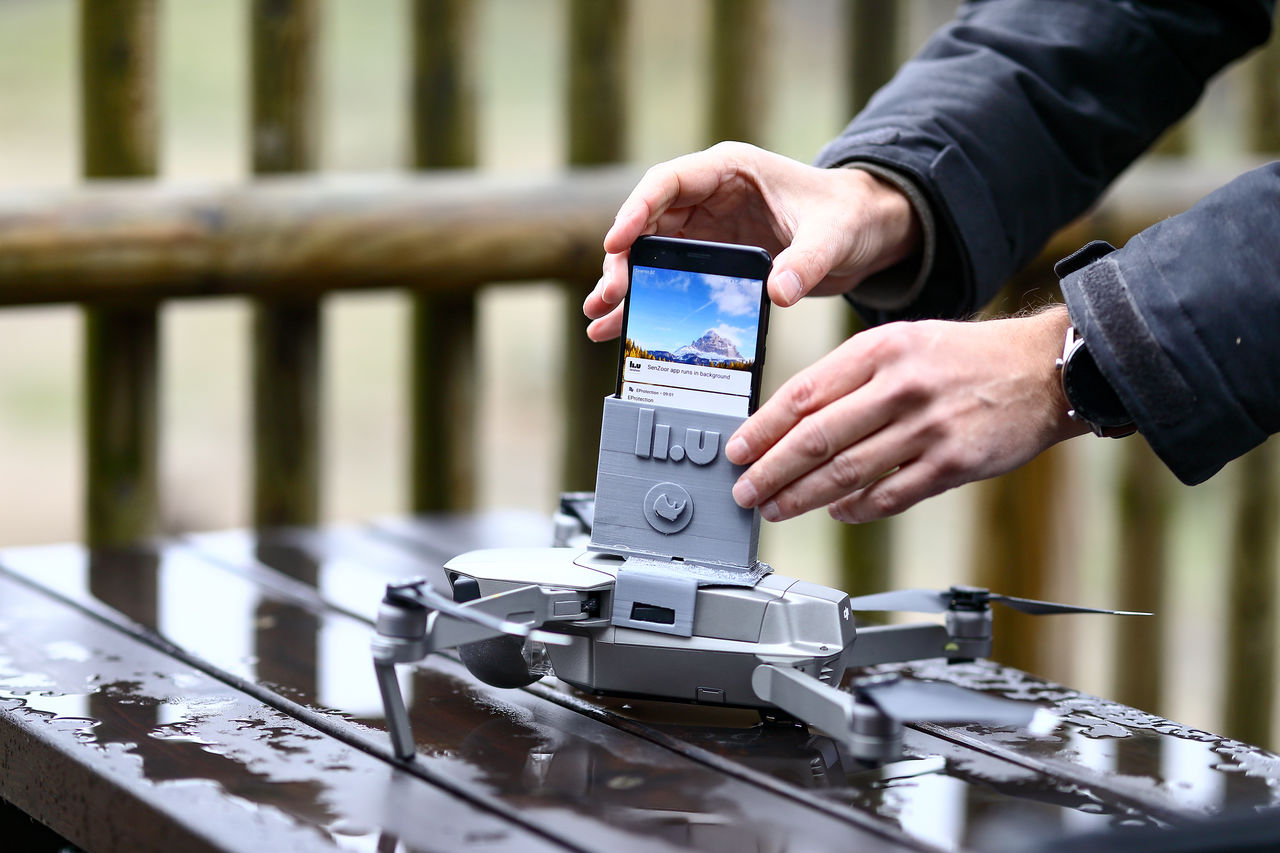 Mobilen fästs på drönaren