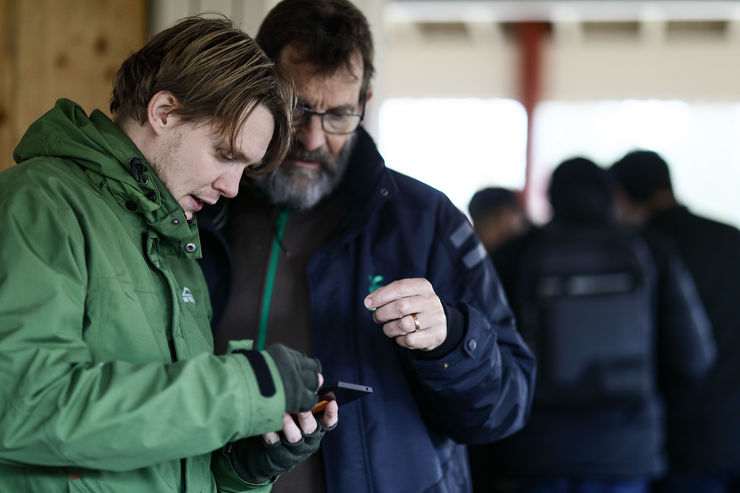 191021 Planering av gömsle när 40 studenter med hjälp av mobildata, WiFi och Bluetooth samt skallgångskedja och drönare ska leta efter försvunna personer den 21 oktober 2019 i Norrköping.  Foto: Peter Holgersson AB