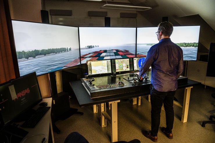 Jonas Lundberg in the simulator for maritime traffic