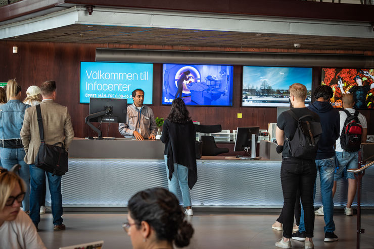 Students queuing to get help at the Infocenter's information desk in Studenthuset on Campus Valla in Linköping.