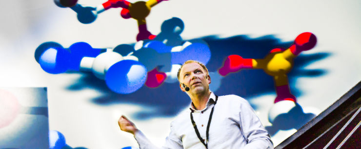 Portrait of Anders Ynnerman presenting in the dome.