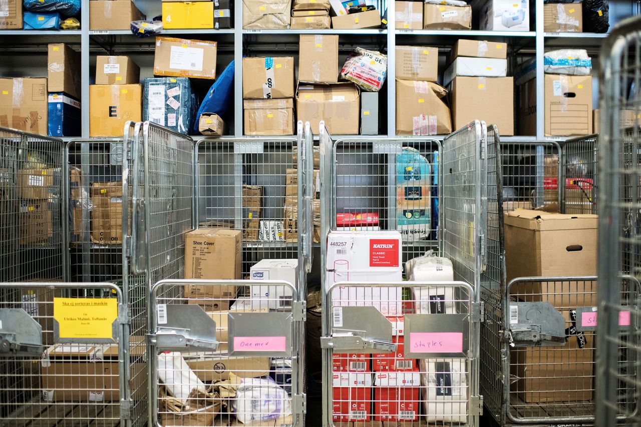 Lager med postpaket.