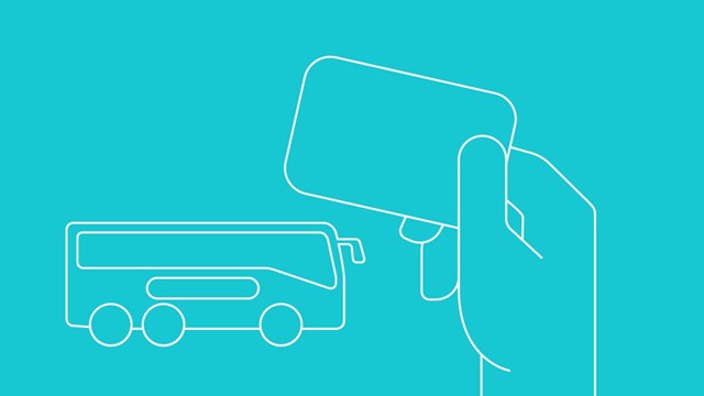 Illustration av en hand som håller en biljett med en buss i bakgrunden