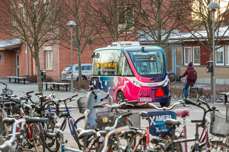 Automatic bus