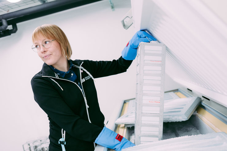 Emma Ridell, forskningskoordinator på biobanken på Campus US, öppnar en av frysarna.