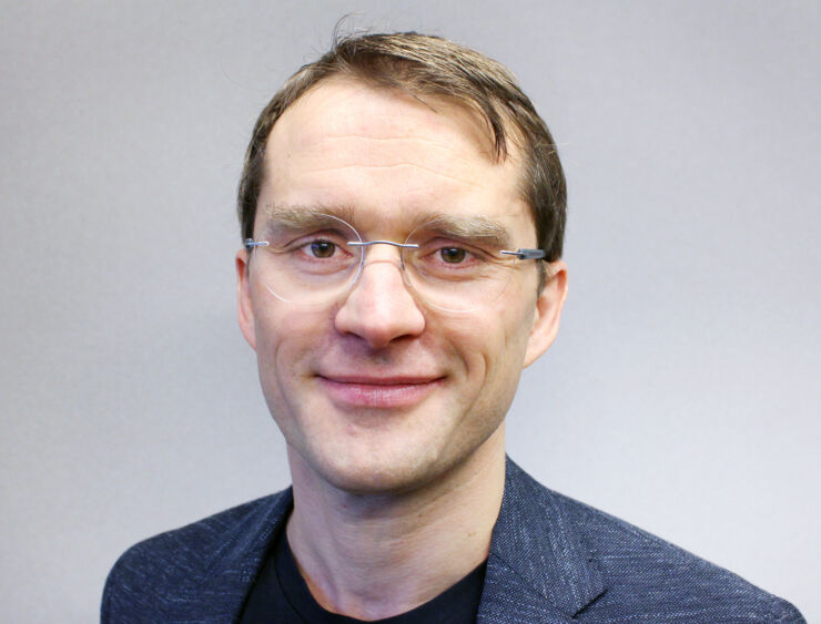 Porträttbild på Jörg Schilcher, docent och överläkare inom ortopedi.