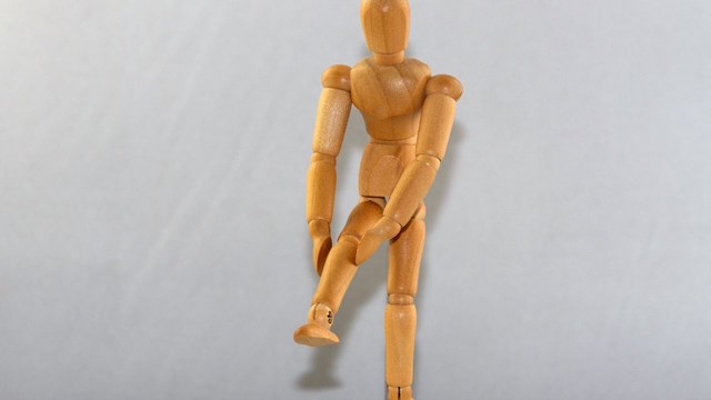 Bild på figur som illustrerar smärtor i benet
