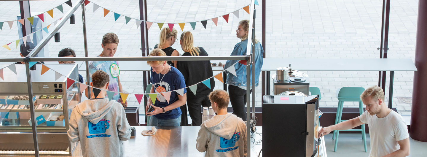 Studenter som fikar och köper kaffe i caféet i Studenthuset på Campus Valla i Linköping.
