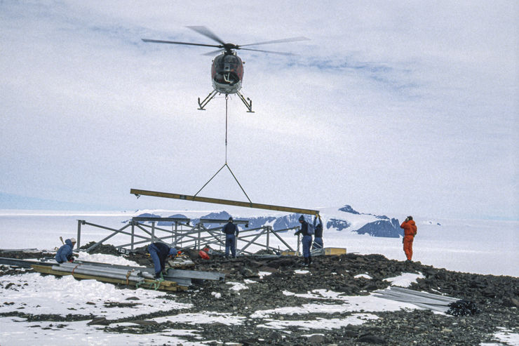 Första golvelementet lyfts med helikopter