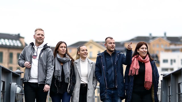 Arbetsterapeutstudenter som går över en bro på Campus Norrköping