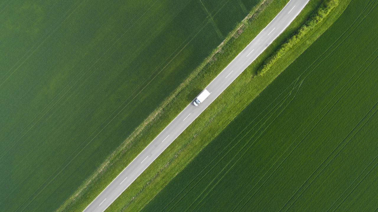 lastbil på väggen grönt fält runt