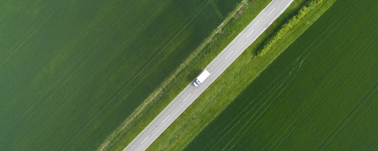 lastbil på väggen grönt fält runt