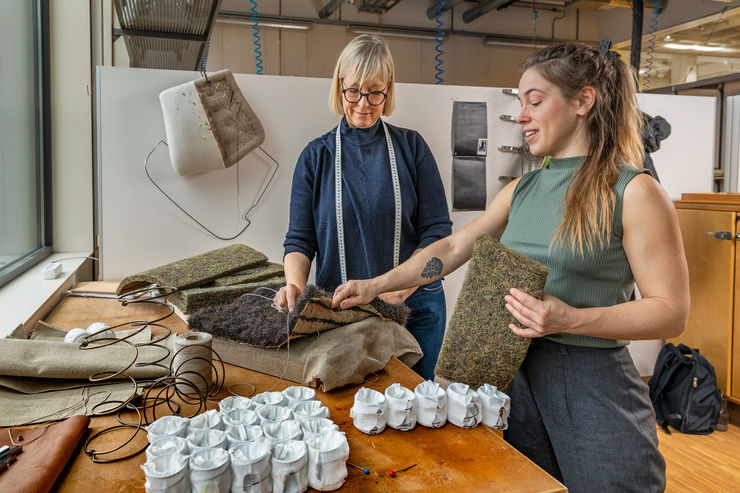 Pia Mogefors, sistaårsstudent inom möbeltapetsering, och Katarina Höglund, adjunkt i möbeltapetsering.