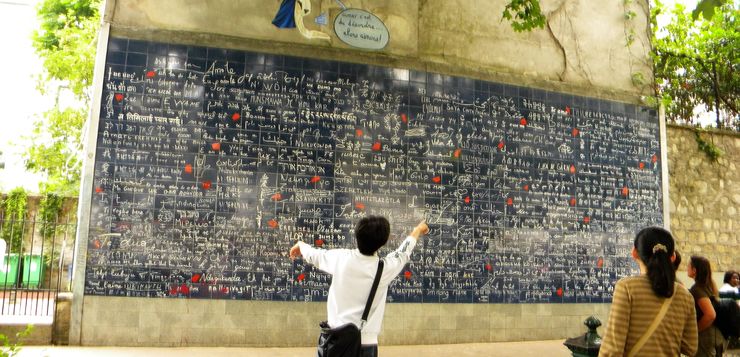 Le mur des je t'aime. Place des Abbesses, Paris. By Britchi Mirela [CC BY-SA 3.0  (https://creativecommons.org/licenses/by-sa/3.0)], from Wikimedia Commons.