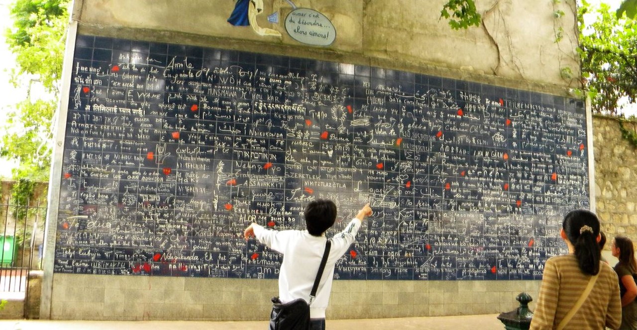 Le mur des je t'aime. Place des Abbesses, Paris. By Britchi Mirela [CC BY-SA 3.0  (https://creativecommons.org/licenses/by-sa/3.0)], from Wikimedia Commons.