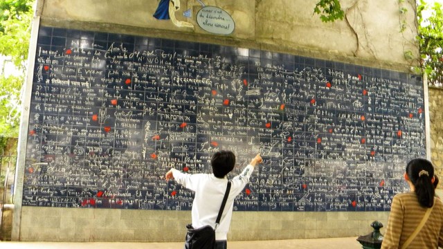 Le mur des je t'aime. Place des Abbesses, Paris. By Britchi Mirela [CC BY-SA 3.0  (https://creativecommons.org/licenses/by-sa/3.0)], from Wikimedia Commons.