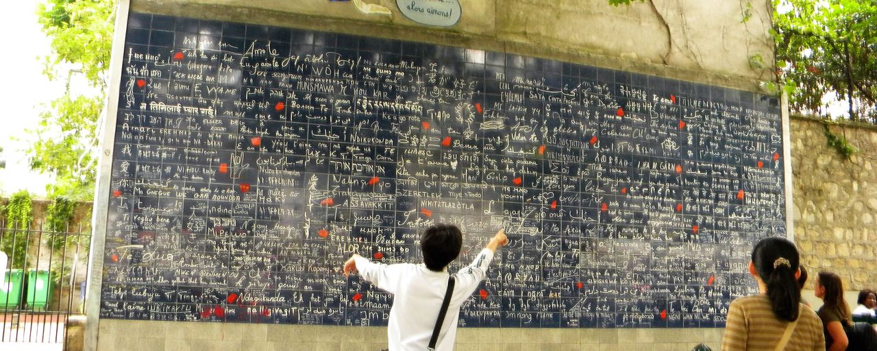 Le mur des je t'aime. Place des Abbesses, Paris. By Britchi Mirela [CC BY-SA 3.0  (https://creativecommons.org/licenses/by-sa/3.0)], from Wikimedia Commons.