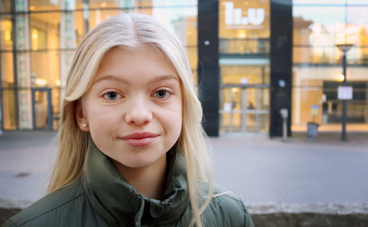 Bild på Alicia Hult Otterud, moderator på Barnafridskonferensen 2020 som arrangeras av Centrum för Barnafrid vid Linköpings universitet