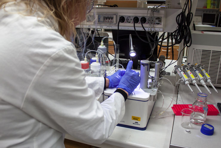 researcher in a ProLinC lab