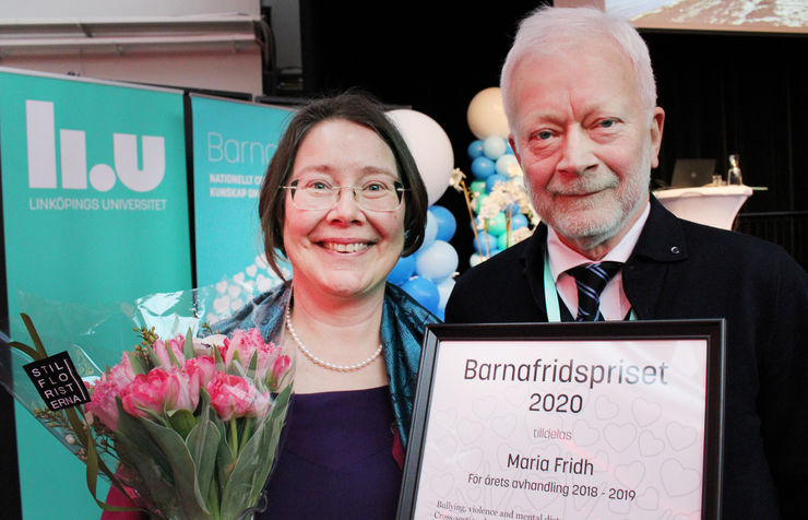 Maria Fridh, läkare och PhD vid Lunds universitet tar emot Barnafridspriset 2020 från professor Carl Göran Svedin på Barnafridskonferensen 2020 som arrangeras av Linköpings universitet. Foto - Ulrik Svedin, Linköpings universitet.