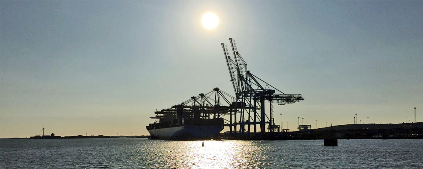 Lastfartyg vid kaj lastar av och på