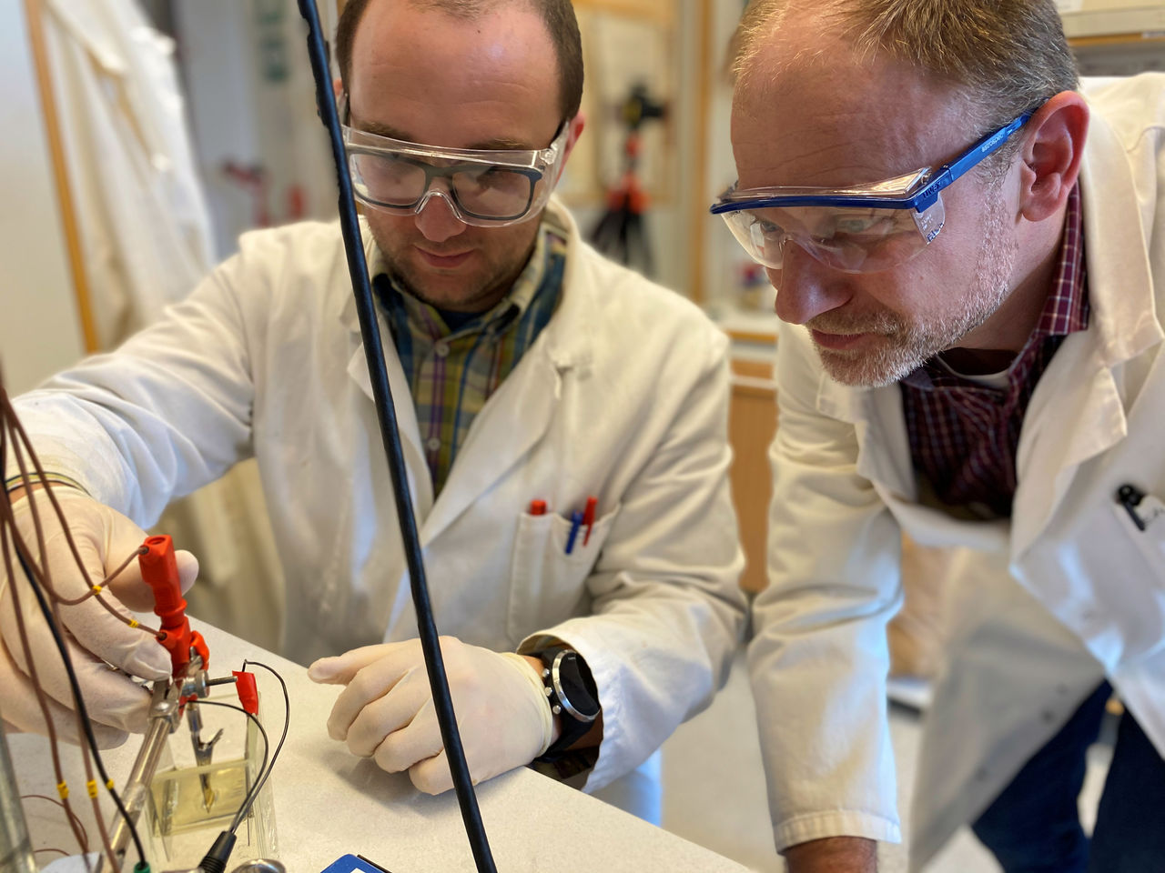 fysikforskare i laboratorium