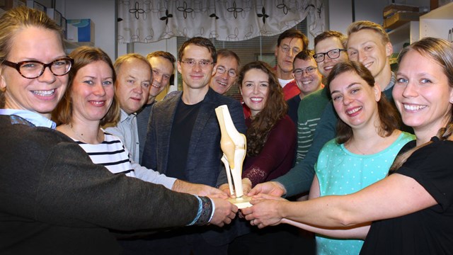Gruppbild på forskare, studenter och medarbetare knutna till Expermentell ortopedi vid Linköpings universitet.