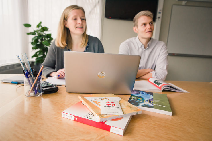 Lärarstudenterna Elin Svensson och Jakob Emanuelsson coacher elever i matte på nätet.