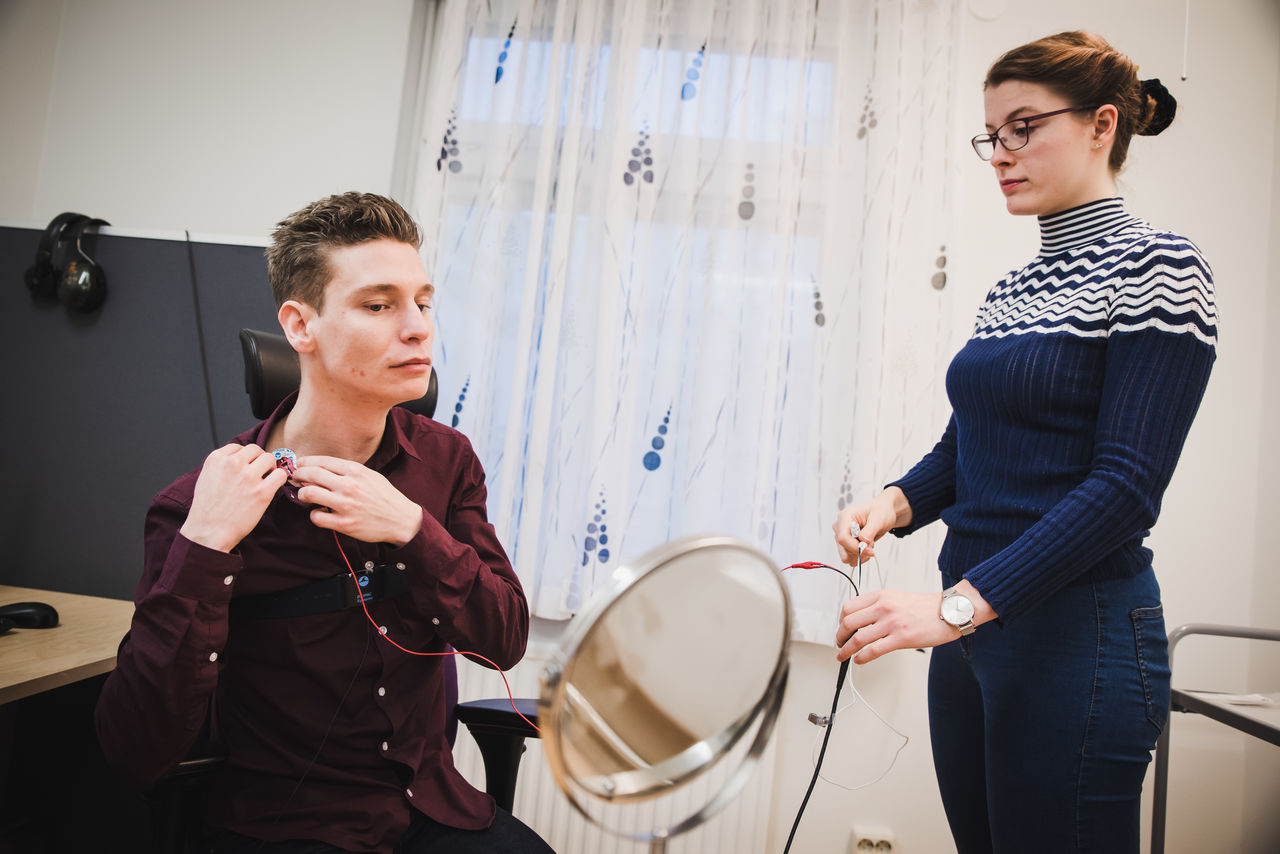 En försöksperson och en forskare.