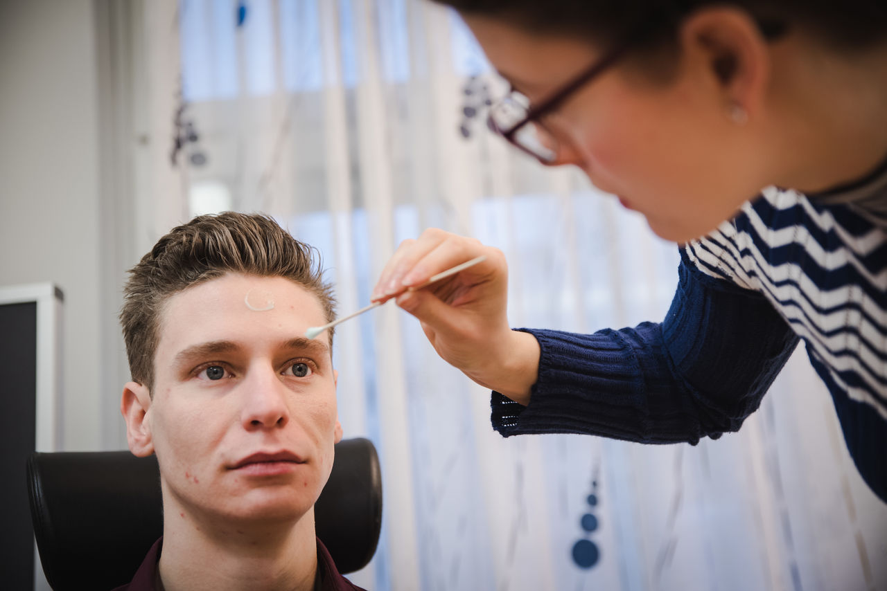 En forskare undersöker en försöksperson.