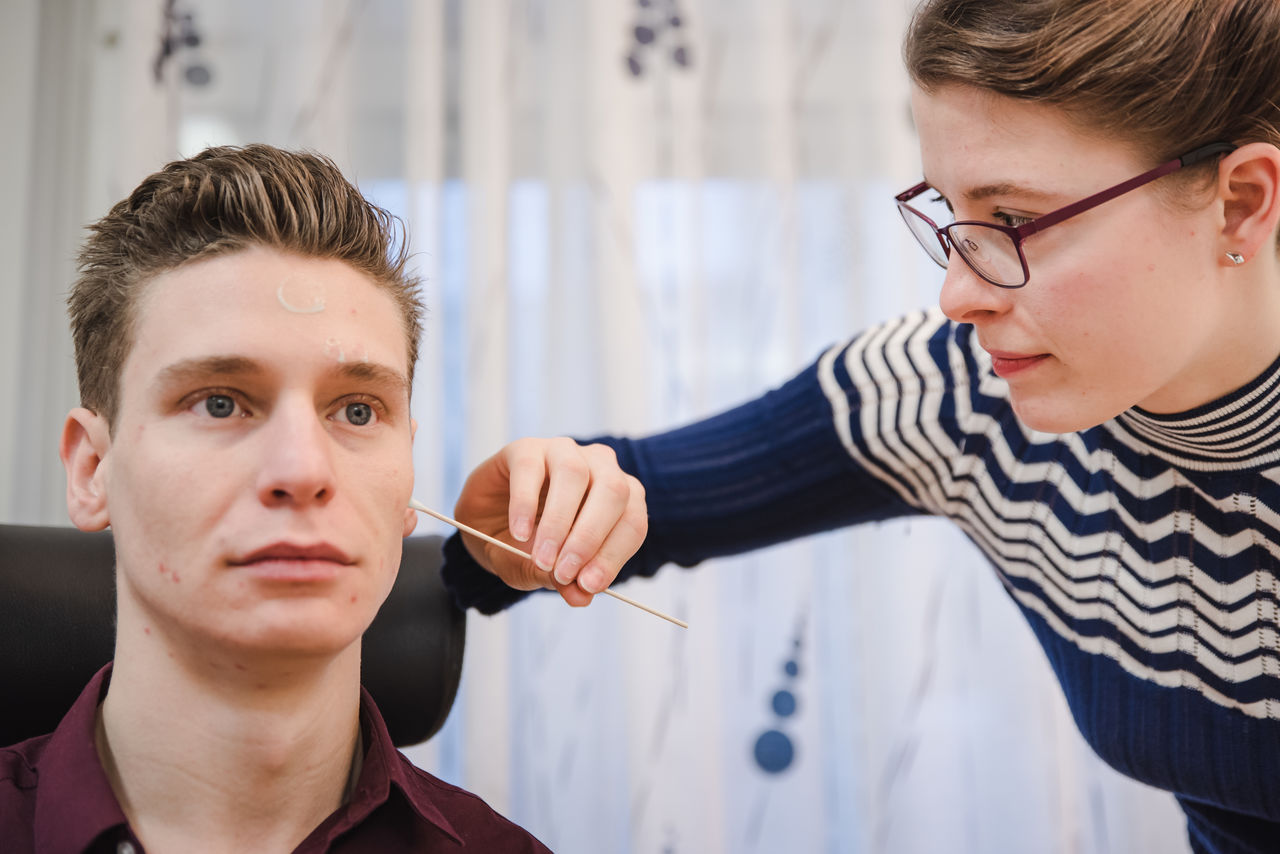 En forskare undersöker en försöksperson.