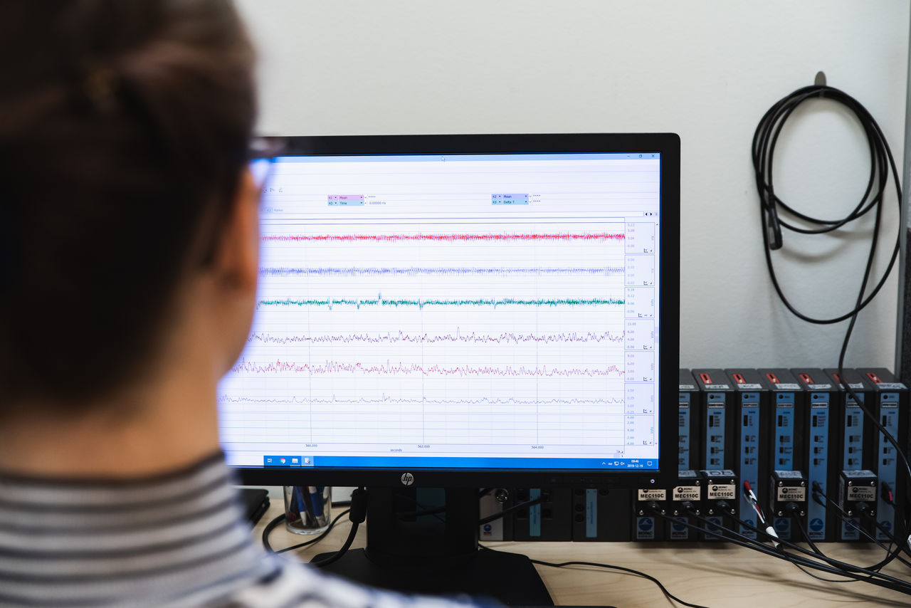En försöksperson gör uppgifter på en datorskärm.