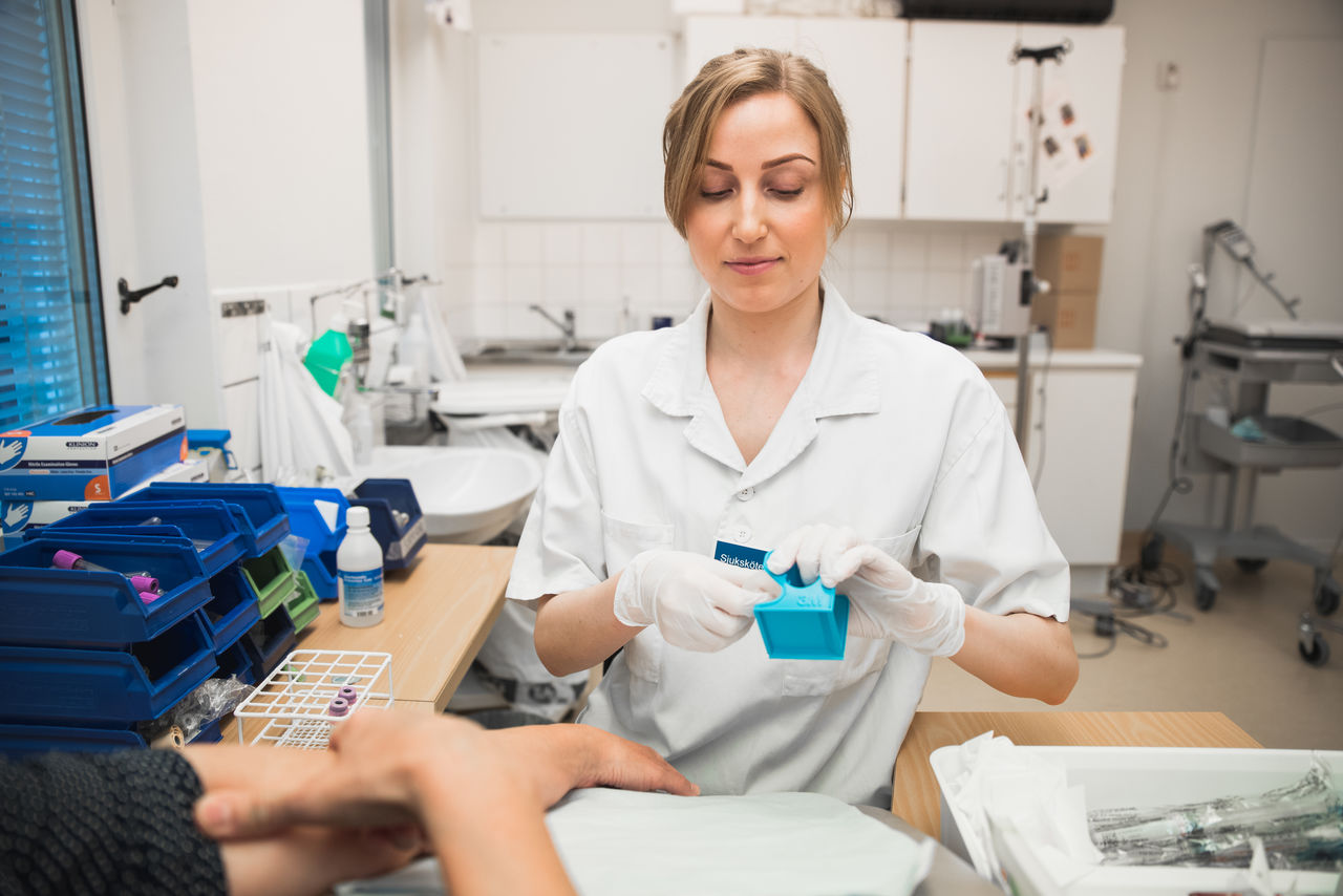 En kvinnlig forskare arbetar i ett labb.