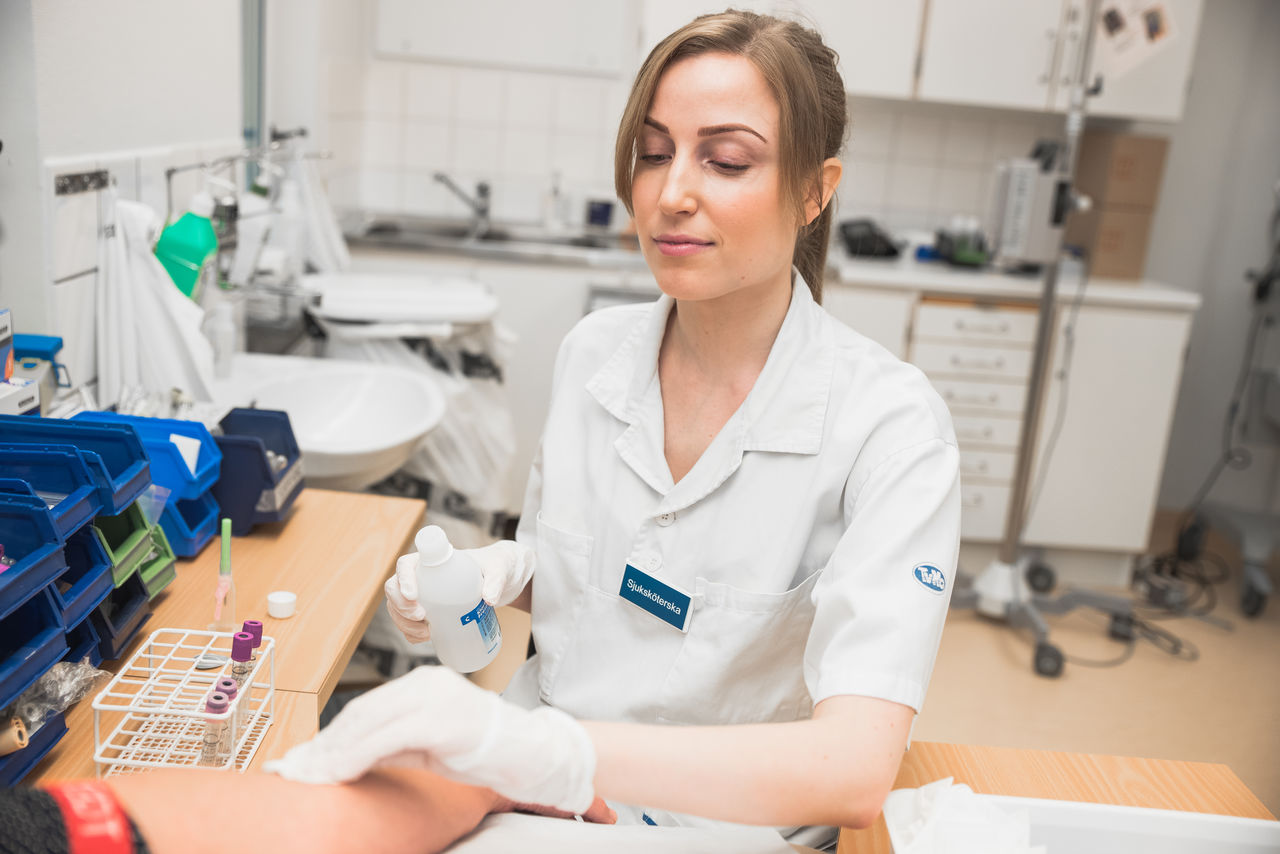 En kvinnlig forskare arbetar i ett labb.