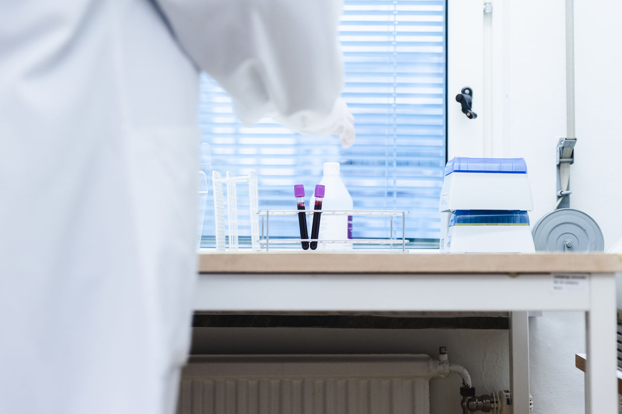 En forskare i labbrock.