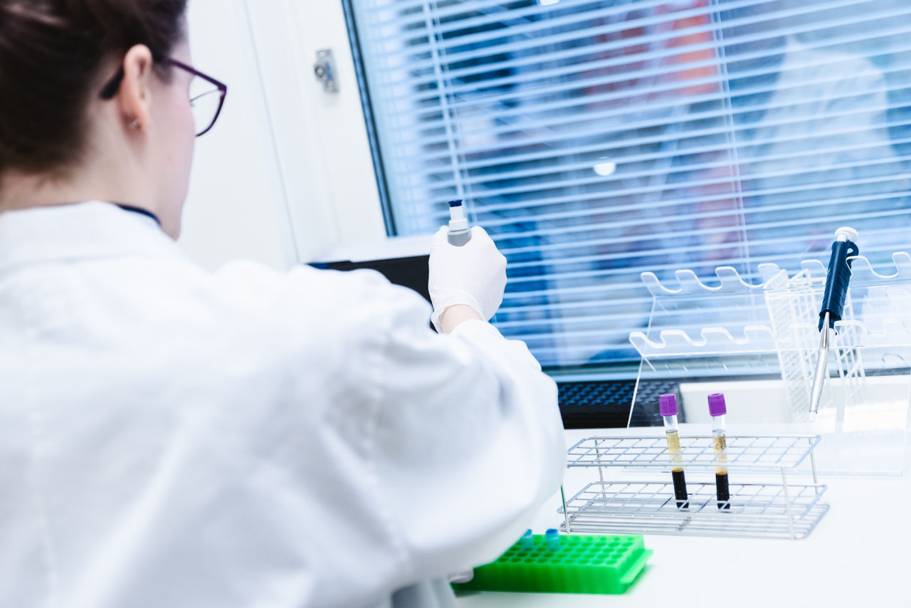 En forskare i labbrock.