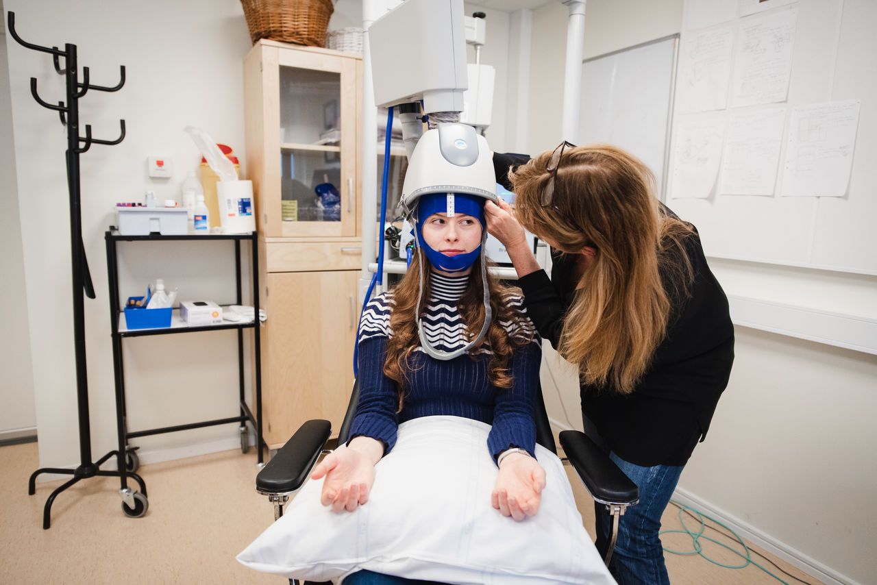 En forskare undersöker en forskningspatient.